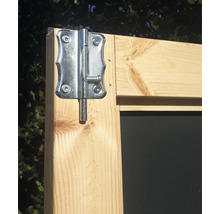 Loquet en métal fixé sur une porte en bois