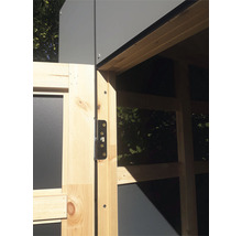 Vue détaillée d''un abri de jardin avec porte en bois et serrure