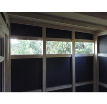 Vue intérieure d''une maison en bois avec des fenêtres et des murs noirs.