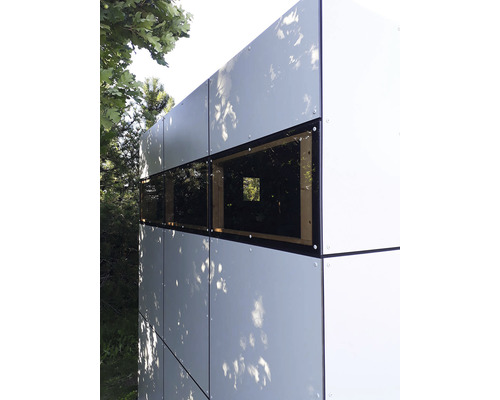 Detailansicht eines modernen Gartenhauses mit Fensterfront