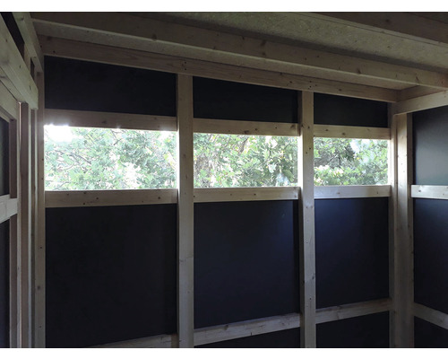 Vue intérieure d''une maison en bois avec ouvertures de fenêtres