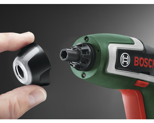 Logo Bosch. Gros plan d''un tournevis sans fil avec accessoire