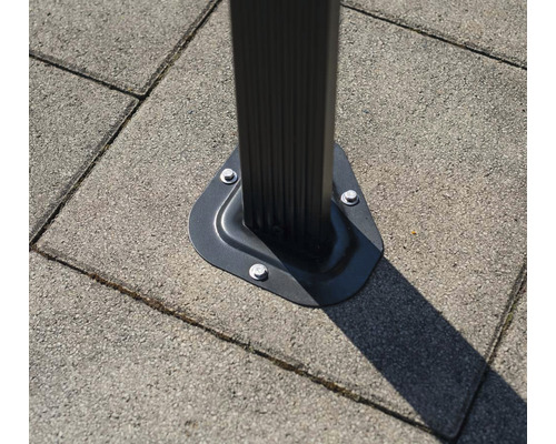 Gros plan sur une fixation de pavillon au sol