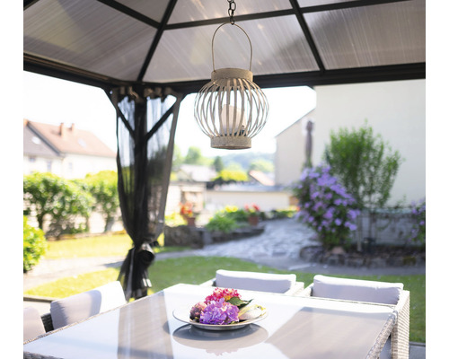 Pavillon de jardin avec table à manger et lanterne décorative