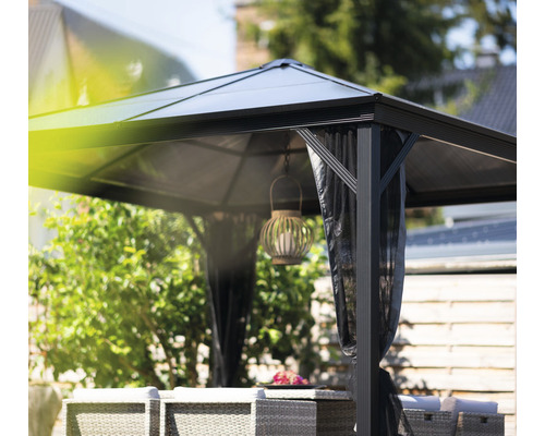 Pavillon avec rideaux et décoration dans le jardin