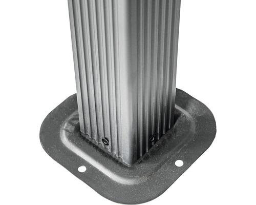 Vue détaillée d''un poteau de pavillon avec fixation au sol