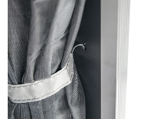 Gros plan d''une moustiquaire avec son système de suspension