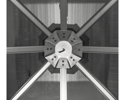 Vue détaillée d''une construction de pavillon avec des éléments métalliques et des plaques