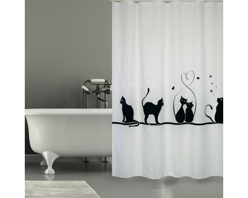 Badezimmer mit Badewanne und Duschvorhang mit Katzenmotiv