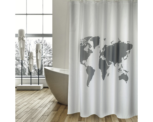 Badezimmer Szene mit Badewanne, Dekoration und Duschvorhang mit Weltkartenmuster