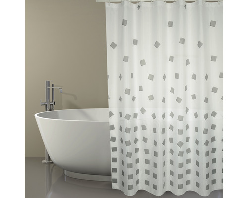 Salle de bains avec baignoire et rideau de douche à motif carré