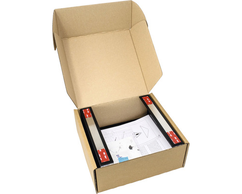 Offener Karton mit schwarzen Profilen und Montageanleitung