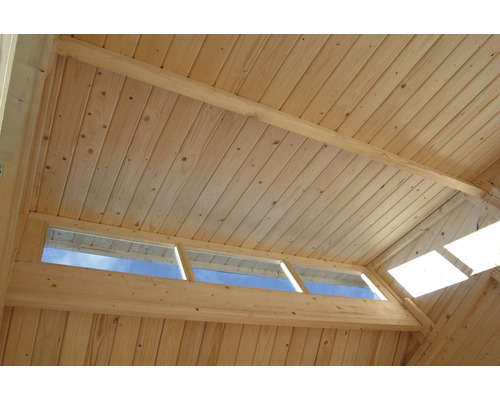 Holzdecke mit Fenster für Tageslicht