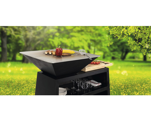 Grill mit Gemüse auf einem Tisch im Freien