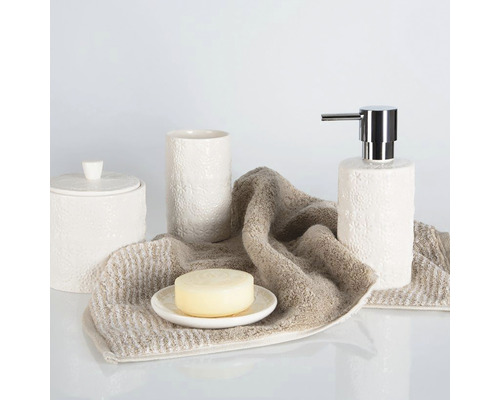 Badezimmer-Set mit Seifenspender, Becher, Dose und Seife auf einem Handtuch