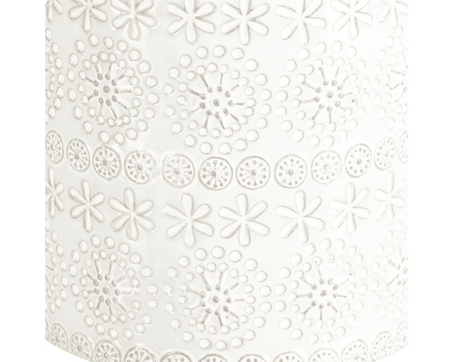 Nahaufnahme eines weißen Keramikgefäßes mit floralen Mustern