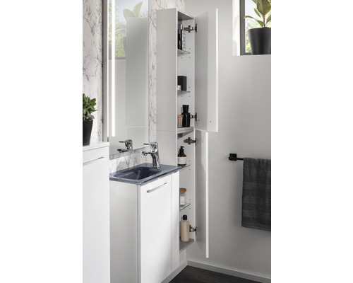 Modernes Badezimmer mit Waschbeckenunterschrank, Spiegel und offenem Hochschrank zur Aufbewahrung