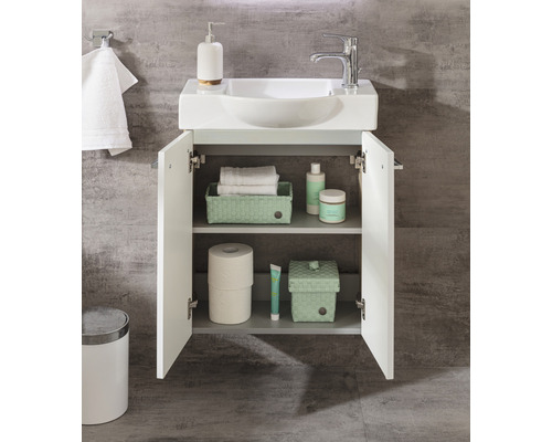Salle de bain avec lavabo, meuble sous-lavabo, robinet, distributeur de savon et accessoires de salle de bain