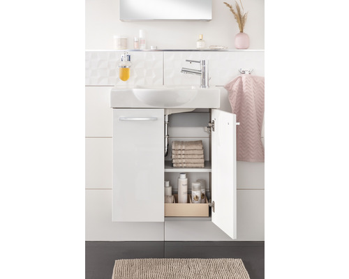 Salle de bains moderne avec meuble sous-lavabo, armoire ouverte et accessoires de salle de bains.