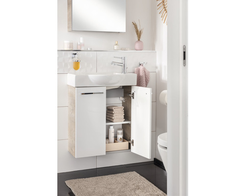 Salle de bain moderne avec meuble sous-lavabo, lavabo et miroir