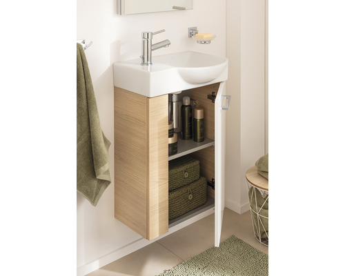 Salle de bains avec meuble sous-lavabo, robinetterie et armoire ouverte
