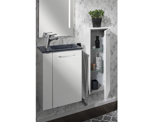 Badezimmer-Szene mit Waschtischunterschrank, Waschbecken, Spiegel mit Beleuchtung und offenem Hängeschrank