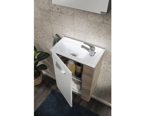 Badezimmer mit Waschtischunterschrank mit geöffneter Tür, Waschbecken und Armatur