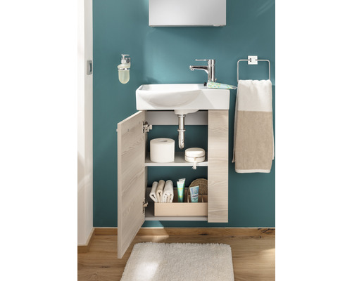 Badezimmerwaschtisch mit geöffneter Tür, Waschbecken, Armatur und Badutensilien