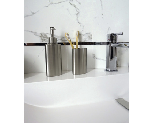 Badezimmer Waschbecken mit Seifenspender, Zahnputzbecher, Zahnbürsten und Armatur