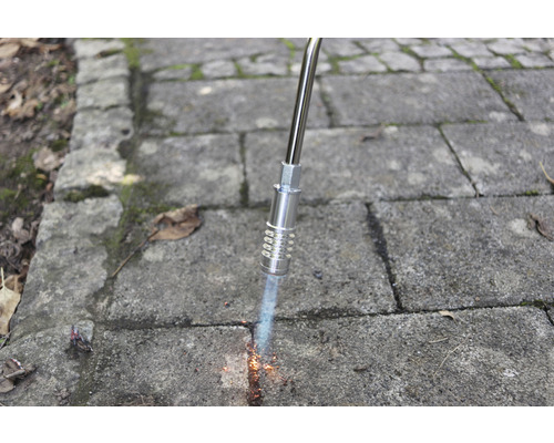 Unkrautbrenner in Betrieb auf Pflastersteinen