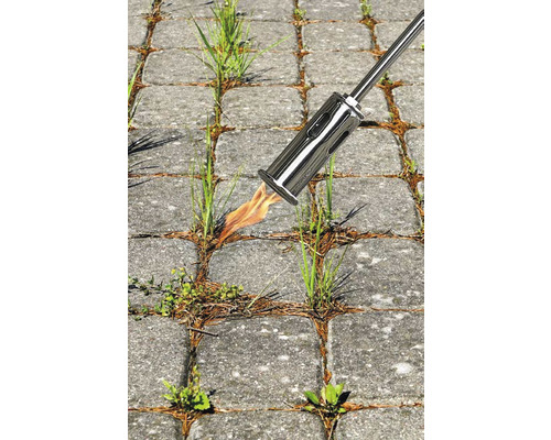 Unkrautbrenner im Einsatz auf Pflastersteinen zur Unkrautbekämpfung