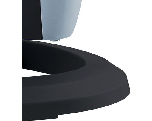 Detailansicht eines runden, schwarzen Sockels