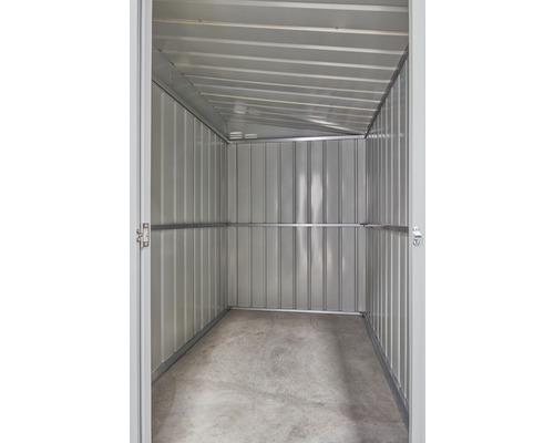 Vue intérieure d''un abri de jardin en métal avec étagères