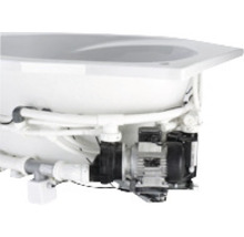 Vue de détail du dessous d''une baignoire à hydromassage avec pompe et tuyaux.