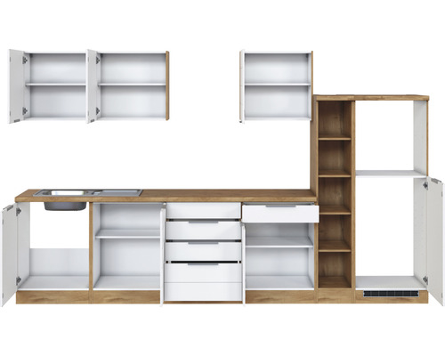 Cuisine équipée avec évier, tiroirs et placards ouverts