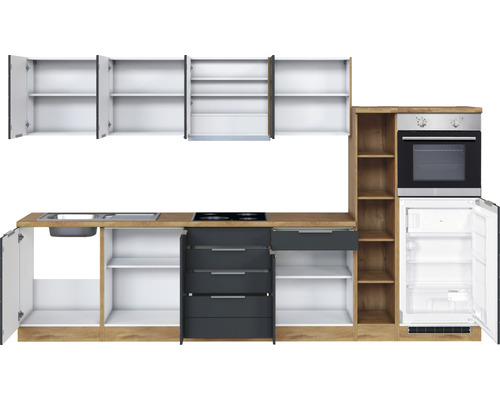 Cuisine complète avec placards hauts, évier, plaque de cuisson, tiroirs, étagères, four et réfrigérateur