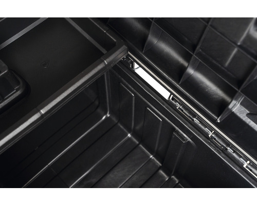 Vue intérieure d''une boîte à outils noire avec compartiment de rangement.