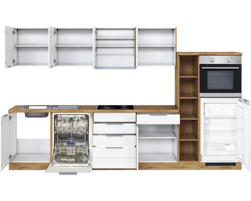 Cuisine équipée avec évier, lave-vaisselle, plaque de cuisson, four et réfrigérateur