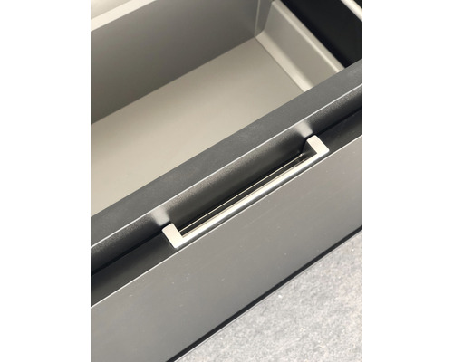 Schublade mit silberfarbenem Griff