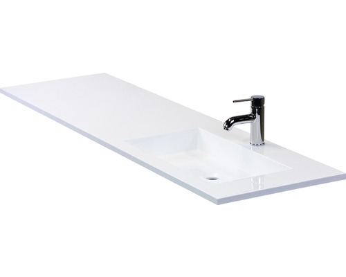 Plan de toilette avec lavabo intégré et robinetterie