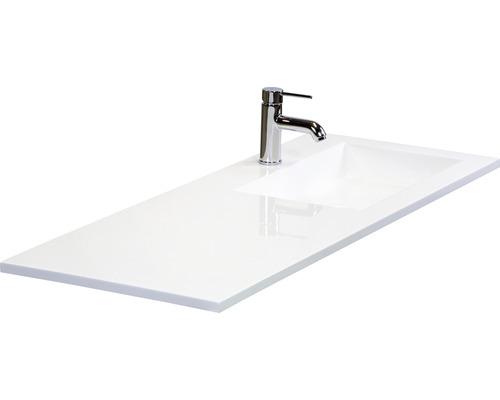Plan de toilette avec lavabo intégré et robinetterie