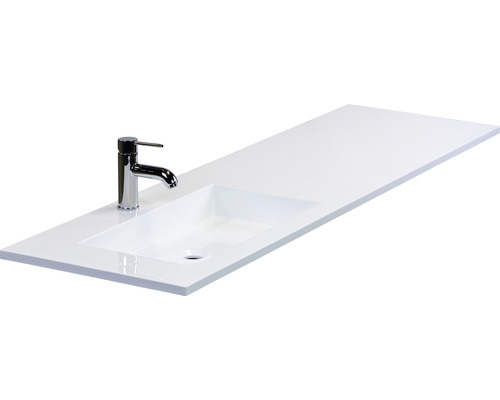 Plan de toilette avec lavabo intégré et robinet