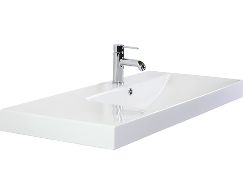 Lavabo en céramique blanche avec robinetterie chromée