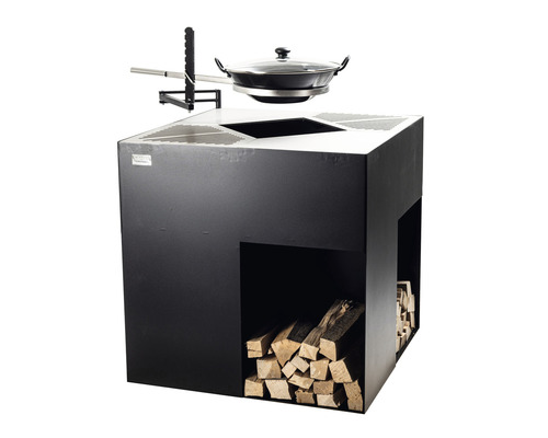 Quadratischer Grill mit Holzlagerung und Schwenkarm