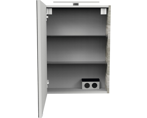 Armoire de toilette ouverte avec étagères et prise électrique