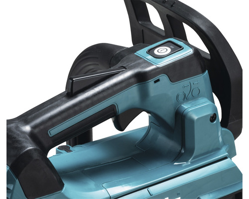 Gros plan d''une scie à branches avec poignée