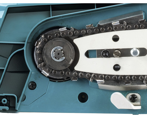 Gros plan d''une tronçonneuse avec chaîne et guide