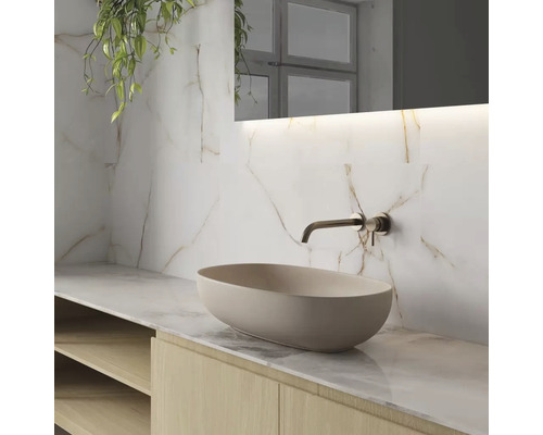 Salle de bains avec vasque à poser, robinet et miroir