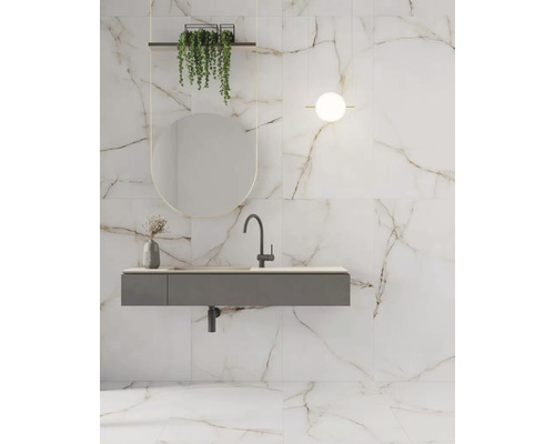 Salle de bains moderne avec carrelage mural et au sol imitation marbre, meuble-lavabo avec miroir et éclairage.