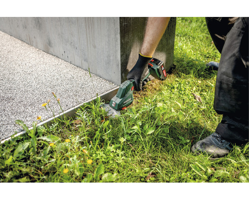 Akku Grasschere im Einsatz zum Trimmen von Rasenkanten